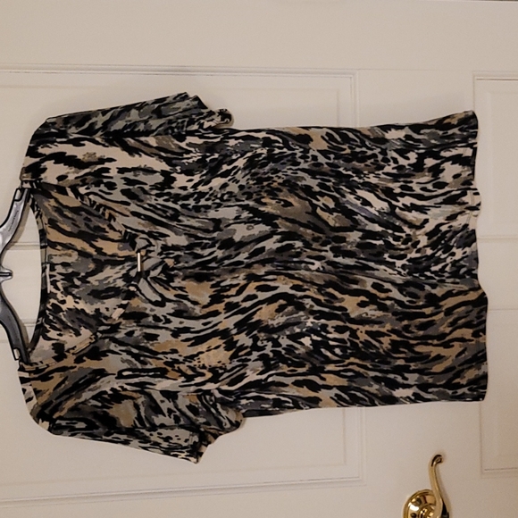 Shirts, a bundle of quantity (6) XL women's dressy stretchy material shirts. - Picture 3 of 12